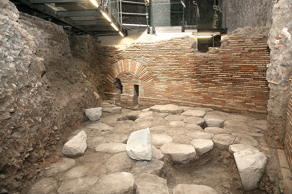 An environment surrounded by perimeter walls and with the floor in basolato that is made of stone slabs of polygonal shape whose lower part wedge penetrates into the ground
