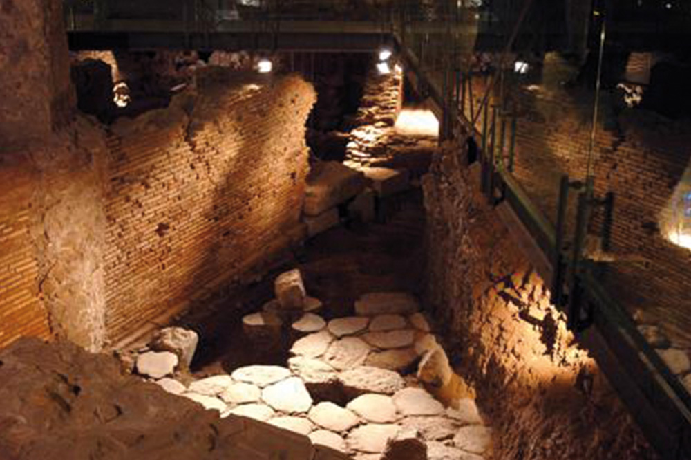 Floor in basolato, that is made with stone slabs of polygonal shape whose lower part wedge penetrates the ground